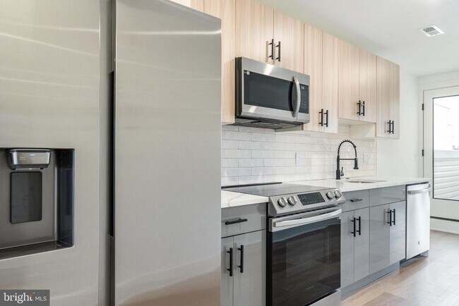 Photo - 2252 N Front St