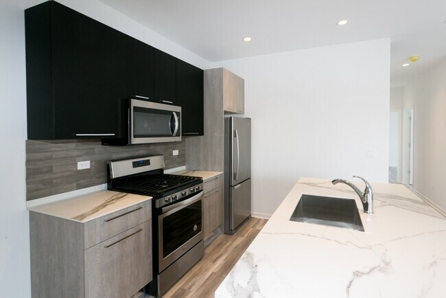 Photo - 2535 W Fullerton Ave Unidad 305