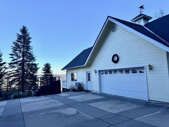 Building Photo - Beautiful Fully Furnished Studio Apartment with Long Range Views