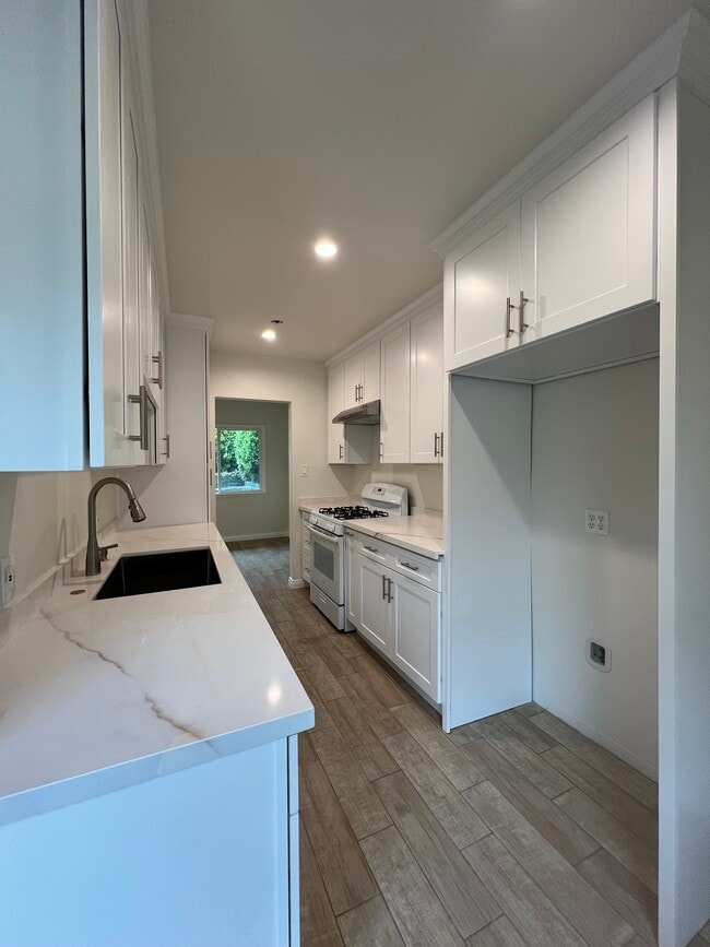 Kitchen brand new Quartz counters - 713 W Colorado Blvd Apartments Unit 713