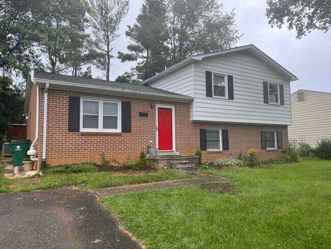 Building Photo - * RE RENTAL AVAILABLE 1/12/26 *  (Hethwood 3 Bedroom, 1.5 Bath House with Pool Access!)