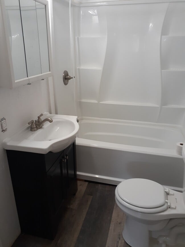 Building Photo - 743 Bluff St Unit 2 - Upper Rental