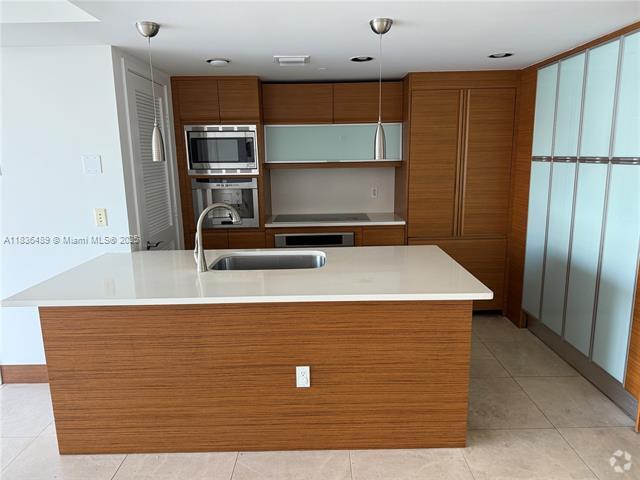 Building Photo - 5875 Collins Ave Unit 505 Rental