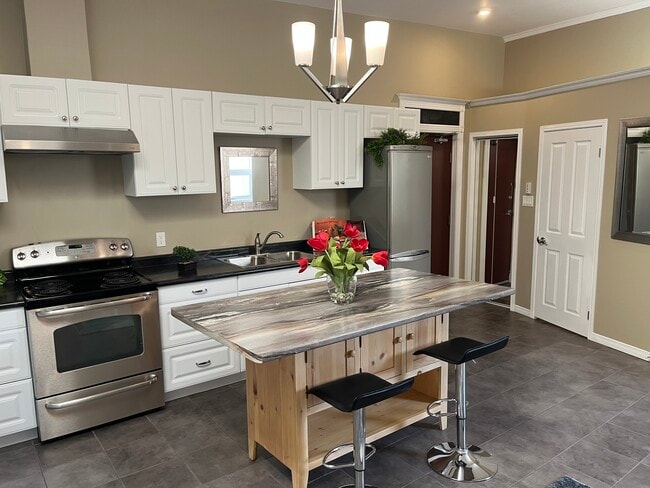 Building Photo - 123 King St