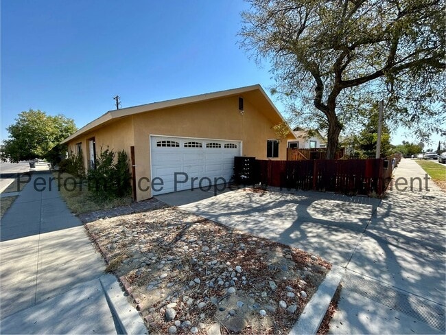 Beautiful 4 Bed/2 Bath Home in Taft w/ RBP... - Beautiful 4 Bed/2 Bath Home in Taft w/ RBP...