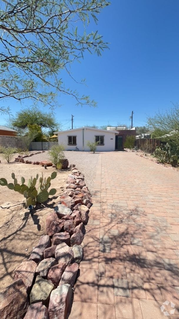 Building Photo - Close to University of Arizona Rental