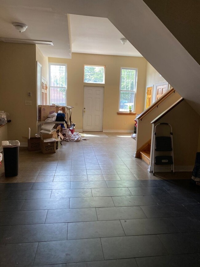 Photo - Spacious 4-bedrooms 2-bathrooms