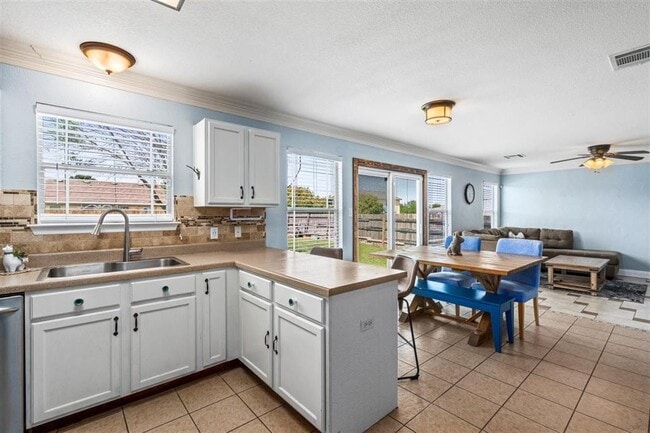 Photo - 220 Wegstrom St