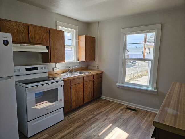 Building Photo - 1105 W 29th St