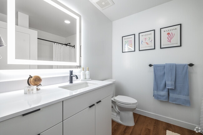 2BR, 2.5BA - 1.325SF - 2nd Bathroom