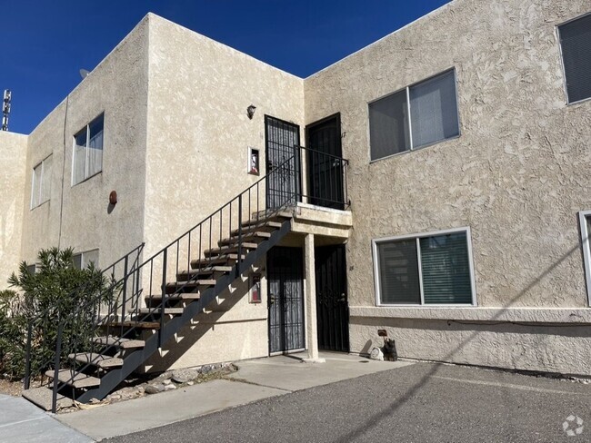 Building Photo - One bedroom one bath condo with garage, $8... Unit 17