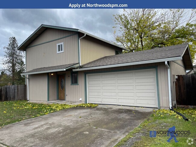 Building Photo - Nice 2 Story 3 Bedroom 1.5 Bathroom Home i...