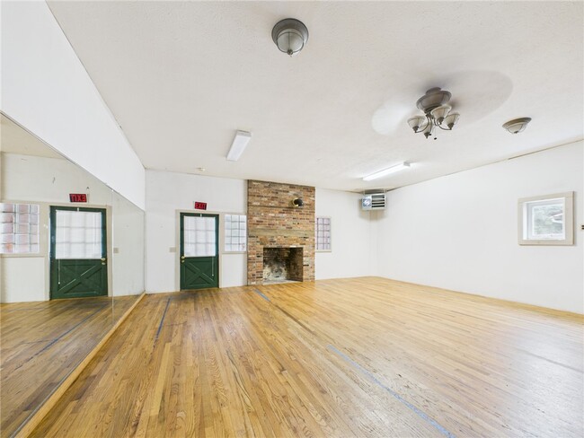 Photo - 40 E Genesee St