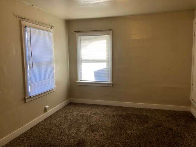 Photo - 715 NE Maple St