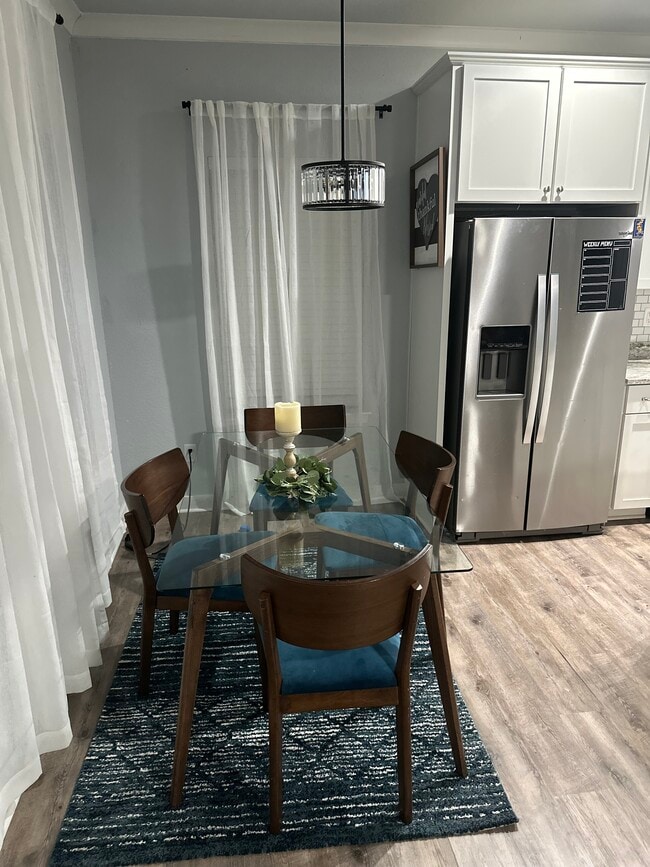 Dining area - 4700 Kilby Dr