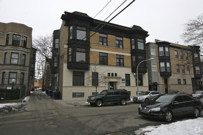 Photo - 2548 N Burling St Apartments
