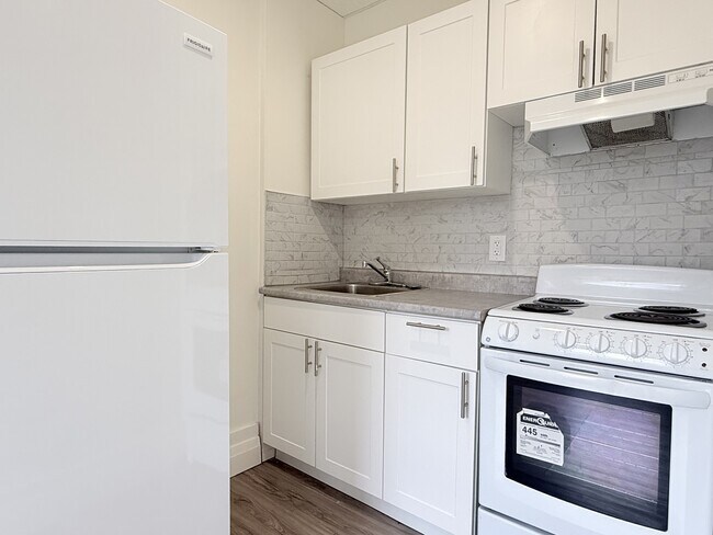 Building Photo - 1495 Gladstone Ave Unit 303