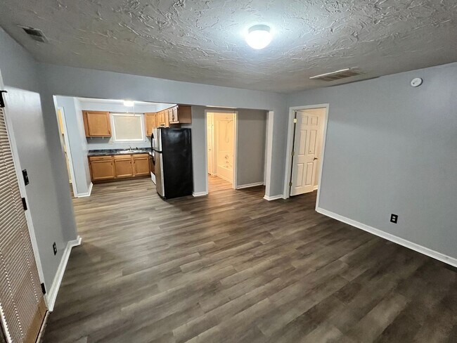 Charming 3 Bedroom 1 Bathroom House - Charming 3 Bedroom 1 Bathroom House