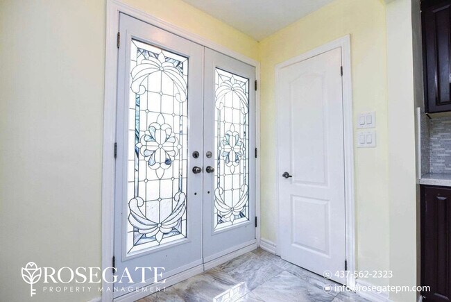 Photo - Spacious 4-Bedroom Main Level Apartment with 3 Parking & Backyard in Brampton Unité 1