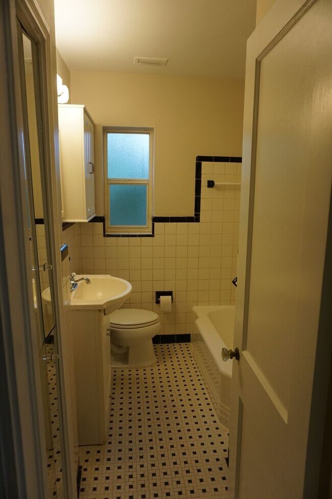 Photo - Beautiful 3 Bedroom House Behind Midtown