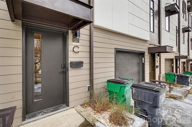 Photo - 840 E 18th St