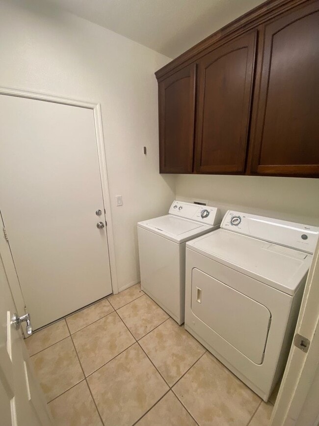Photo - Beautiful 3 Bedroom 2 and 1/2 Bathrooms Ho...