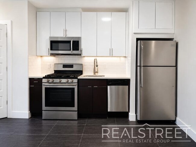 Building Photo - Stunning 2-Bedroom Apartment at Lofts@QB | Modern Kitchen & Sun-Filled Living Space Unit 318