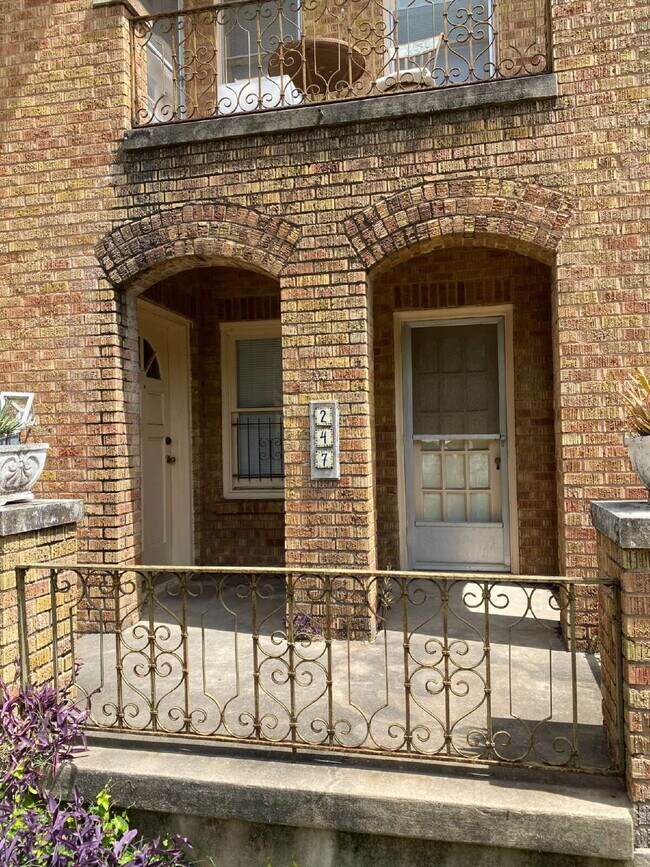 Photo - 247 E Lullwood Ave Unit Front