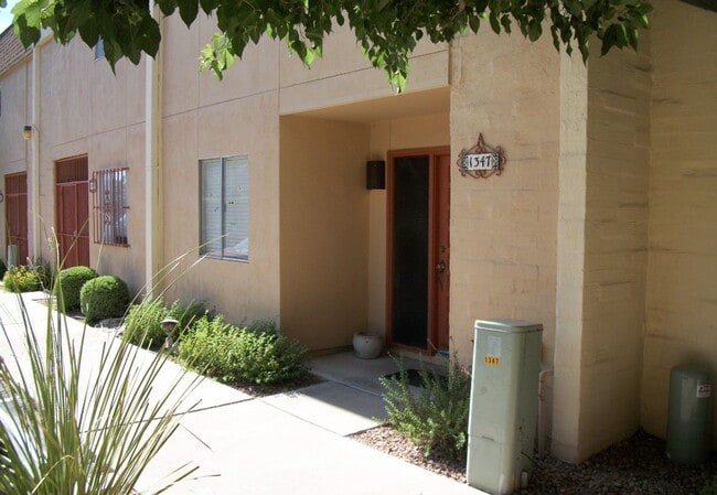 Building Photo - 2 Bed/2.5 Bath Townhome in Central Tucson!