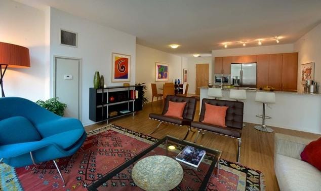 Photo - 190 E Illinois St