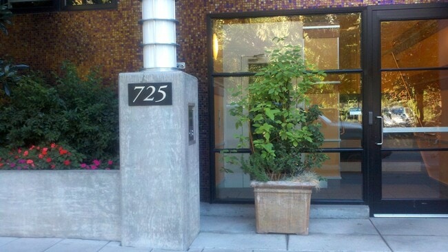 Building Photo - 725 NW 10th Ave Rental