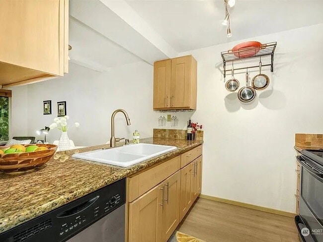 Building Photo - "Charming 1-Bedroom Haven in Seattle's Vibrant West Seattle Neighborhood!"