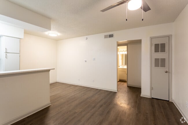 1 BA, 1 BR 650 SF