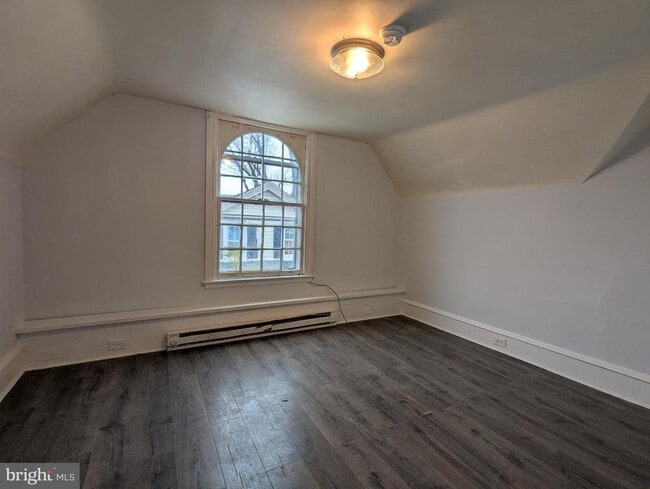 Building Photo - 384 E Chestnut St Rental