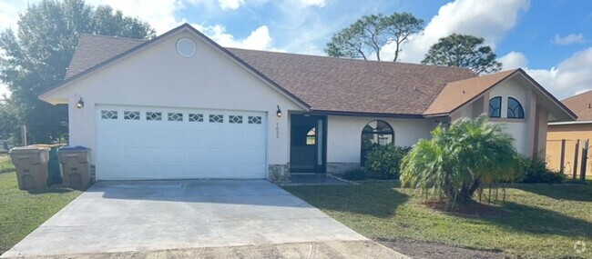 Building Photo - 3 Bedroom, 2 Bath POOL Home in Kissimmee!