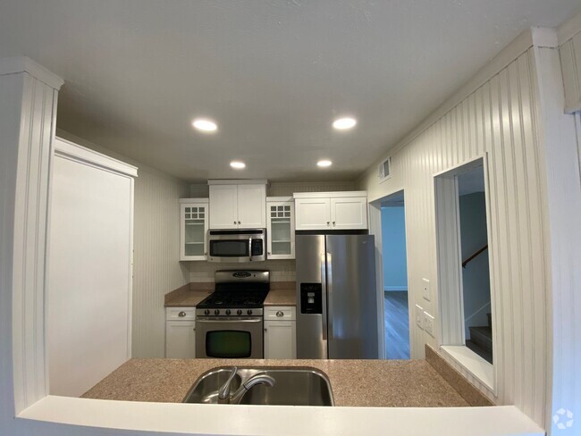 Building Photo - Tastefully Renovated Townhouse Available t...