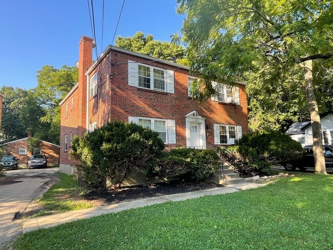Building Photo - 1191 Groesbeck Rd Unit 1191 Groesbeck Rd-4 Rental