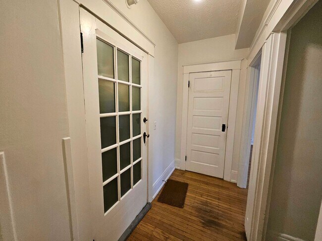 Photo - Beautiful Studio Apartment with Hardwood Flooring and Natural Light!
