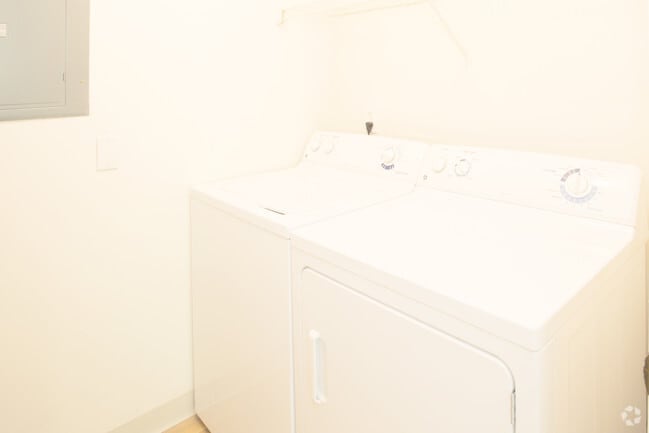 1 BR, 1 BA - 920 SF