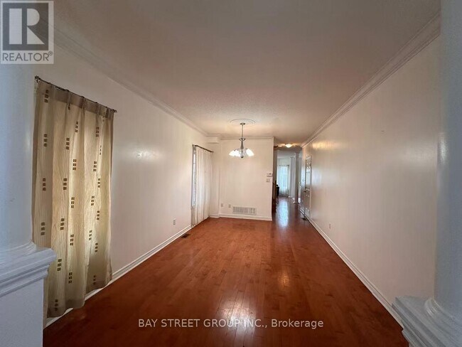 Photo - 70 Warren Bradley St