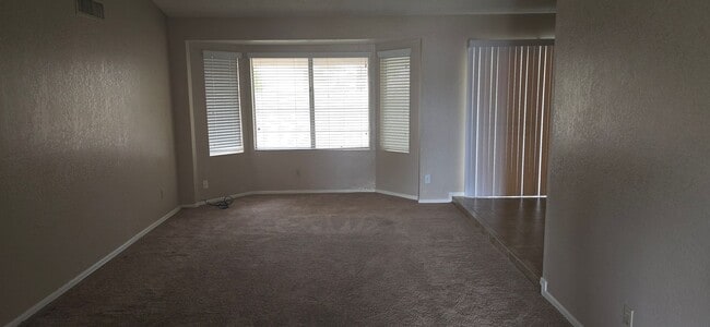 Photo - 3 Bed House near Peoria and 67 Ave