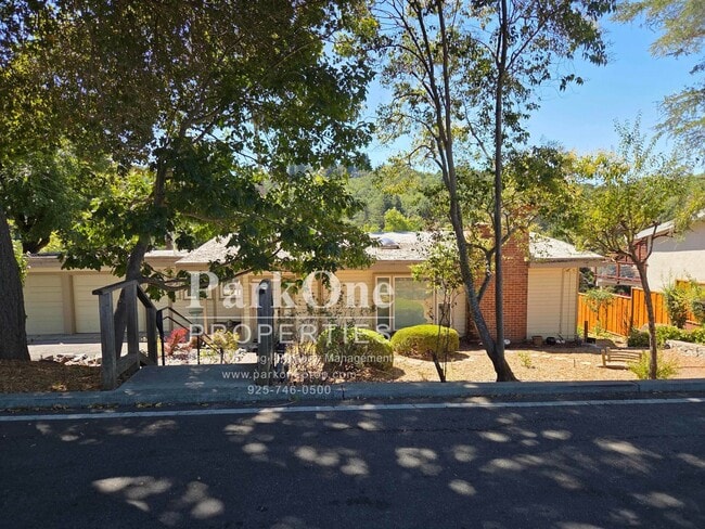 Building Photo - Incredible Home in the Hills
