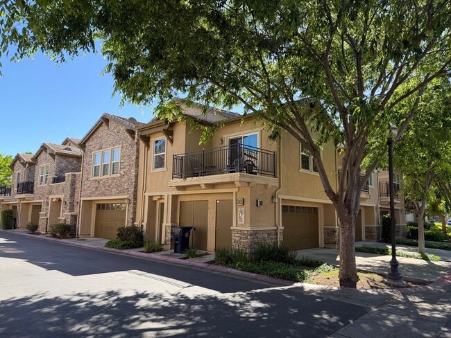 Building Photo - 3 Bed, 2½ Bath Two Story Condo in Natomas' Hampton Village