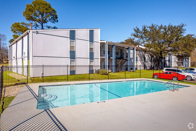 Piscina - Whispering Pines Apartment Homes