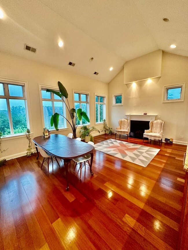 Building Photo - INCREDIBLE HUGE LUXURY CONDO LAKEVIEW/SOUT...