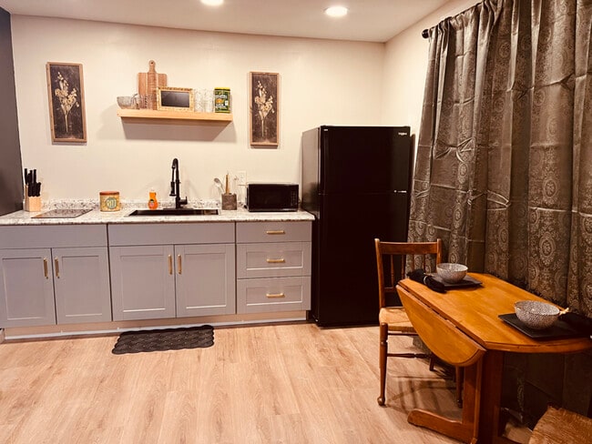 Building Photo - 303 Hill St