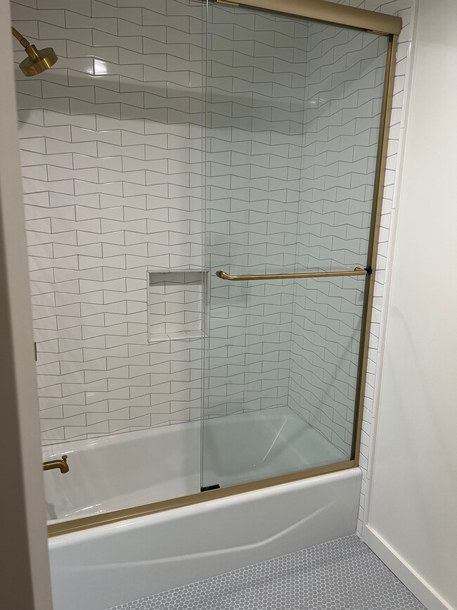 Secondary Bath - 919 Bayview Dr