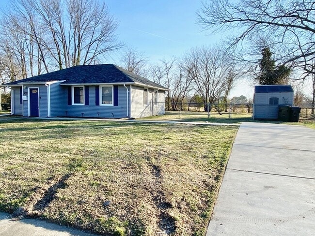 Photo - 323 Roane Dr