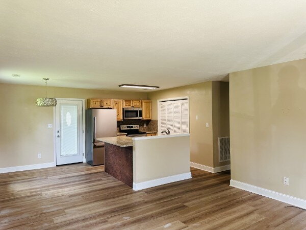 Photo - 586 Foxfield Rd