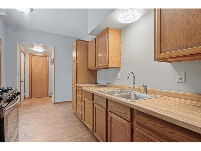Photo - 216 Belvidere St E